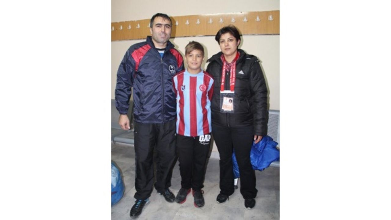 Eşi sahada ter dökerken, yedek kulübesinden taktik veriyor