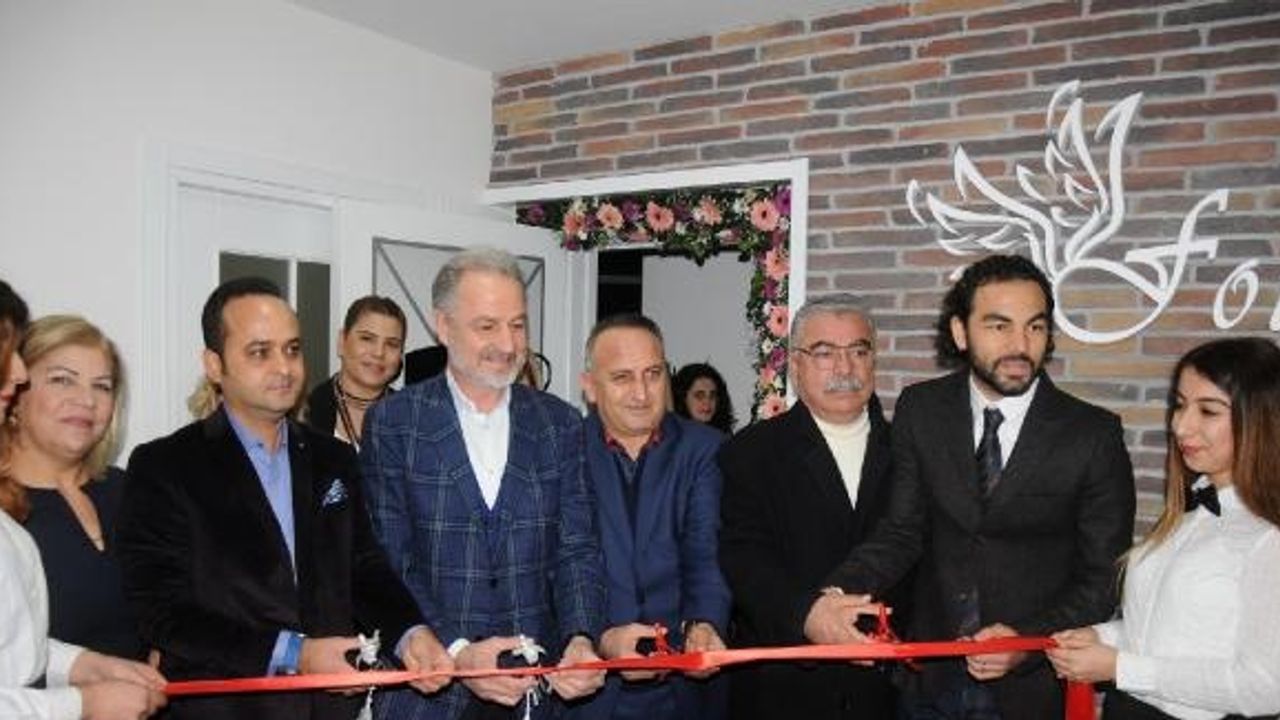 Galatasaray'ın kaptanı Selçuk, kız kardeşlerinin moda mağazasını açtı