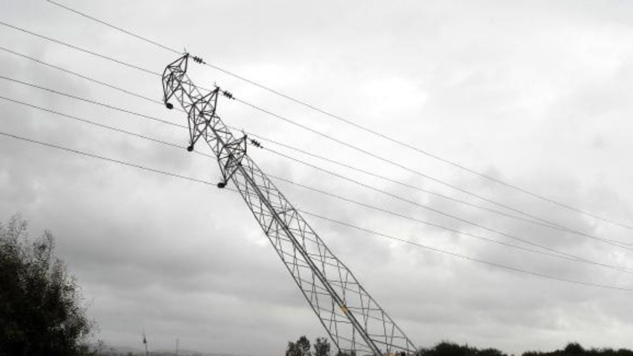 Serik'te şiddetli rüzgar yüksek gerilim hattı direğini yan yatırdı