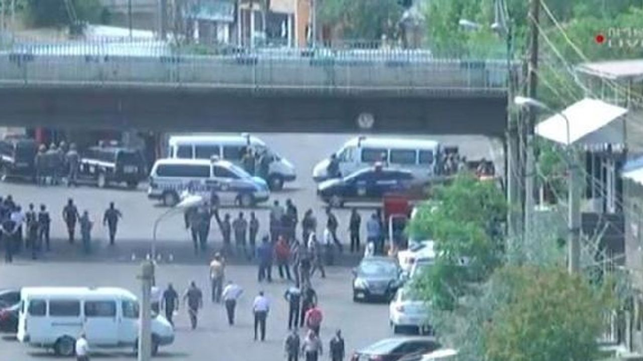 Ermenistan'da silahlı bir grup polis karakolunu bastı (2)