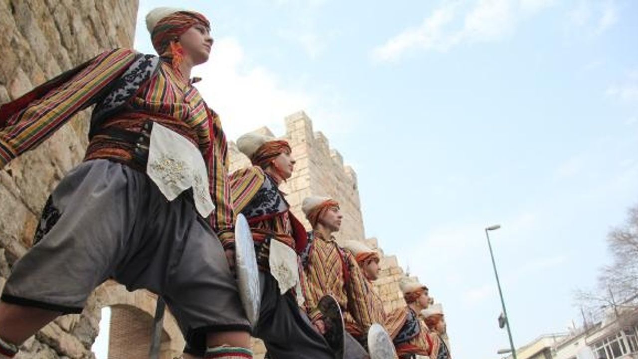 'Kılıç-Kalkan' halk oyunu gençlerle hayat buluyor