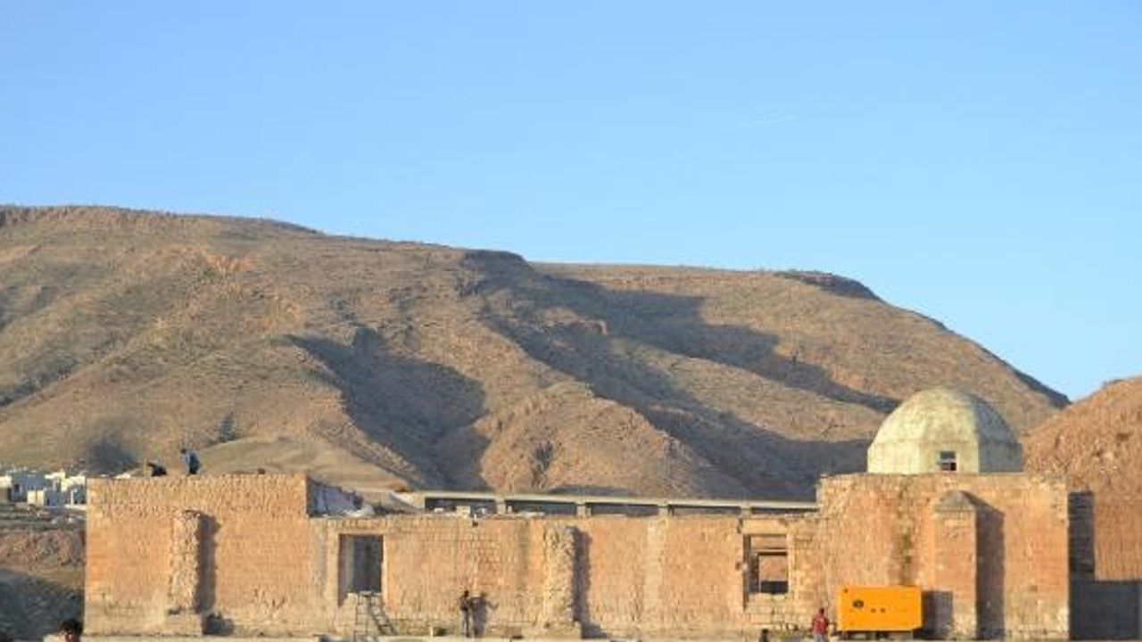 Hasankeyf'te taşınan 610 yıllık minare, yeni yerinde yükseliyor