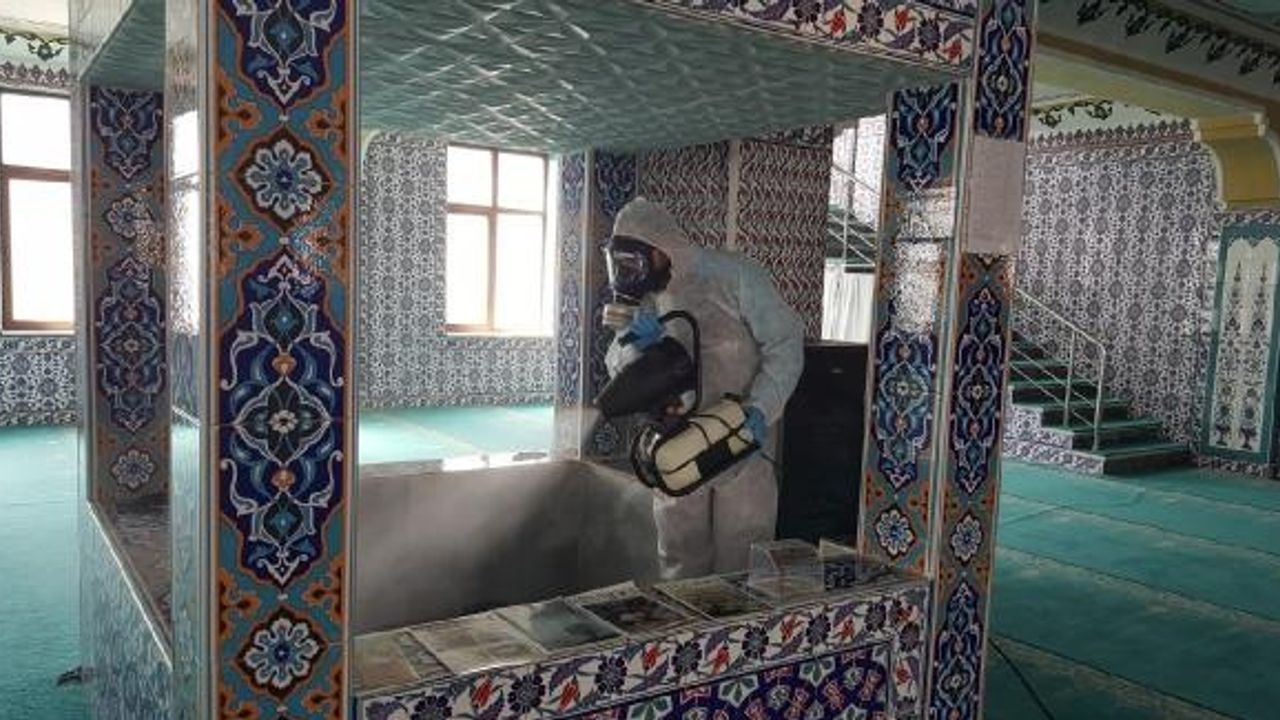 Ankara'da camilerde cuma öncesi virüs temizliği