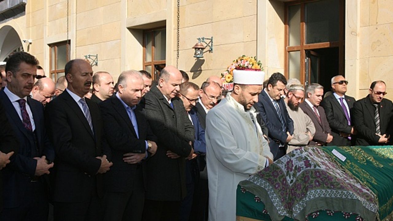 Acı  kayıp! GOP  Eski  Belediye  Başkanı  Erhan Erol'un  annesi vefat etti