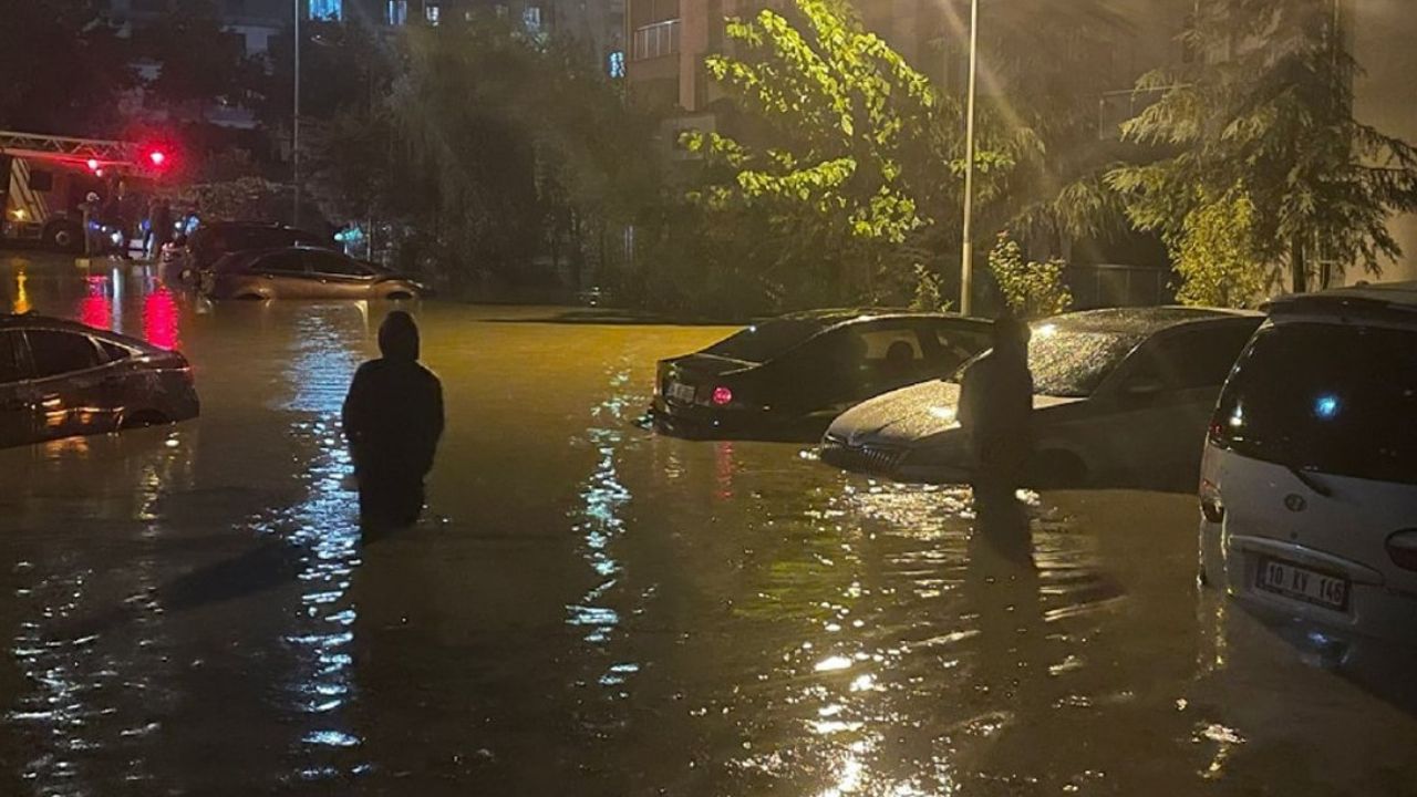 İstanbul'u sel vurdu! Arnavutköy ve Başakşehir'de hayat felç oldu