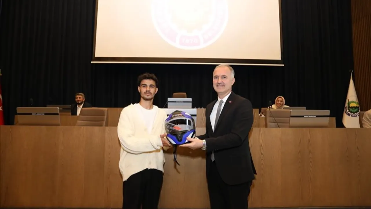 İnegöllü gencin duyarlı davranışı mecliste ödüllendirildi