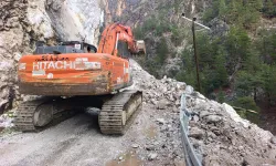 Alanya'da heyelan sonrası yol ulaşıma açıldı