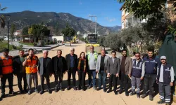 Antalya'da sıcak asfalt çalışmaları devam ediyor