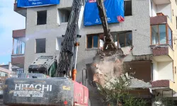 Bakırköy'de 46 yıllık riskli bina yıkıldı