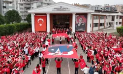 Bursalı öğrencilerden anlamlı mesaj: 1000 yürek, 1000 bayrak, yer gök kırmızı beyaz