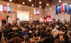 İzmir'de gençler ile iş dünyası aynı masada