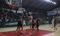 Sakarya potasında taraftar önünde net galibiyet