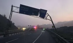 Bilecik Pazaryeri'nde trafikte dikkatsizlik! Açılan damper tabelayı devirdi