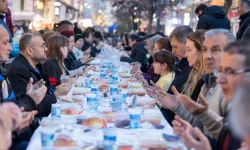 İzmir Büyükşehir'in iftar sofrası Kemeraltı'nda kuruldu
