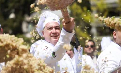 Manisa'nın lezzetleri buluştu... Başkan Dutlulu, mesir baharatlı bahar pilavı pişirdi