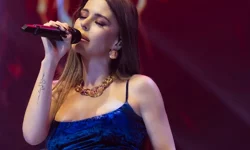 Mavi elbiseli Simge göz kamaştırdı