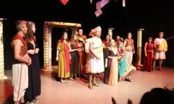 Tofaş Tiyatro Kulübü'nden büyük ustaya saygı sahnesi