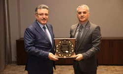 Trabzon'da Başkan Genç'e Yomra'dan teşekkür plaketi