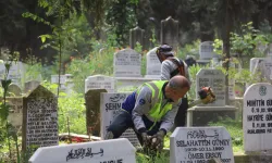 Bursa'da mezarlıklar bayrama hazır