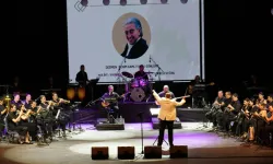 Edip Akbayram ve Volkan Konak İzmir'de şarkılarla anıldı