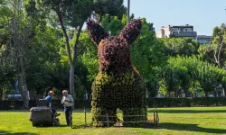 İzmir Kültürpark'taki doğayla şekillenen figürler ilgi görüyor