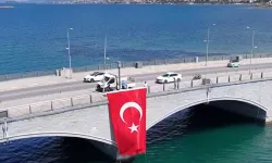 Ayvalık kırmızı beyaza büründü