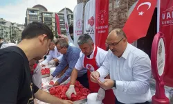 Bursa Emir Sultan Külliyesi'nde karpuz ikramı