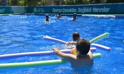 Manisa'da çocuklar hem serinleyecek hem yüzme öğrenecek