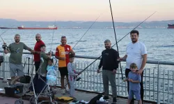 Gebze'de baba-çocuk balık tutma keyfi yaşadı