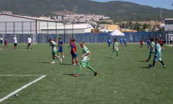 İzmir Bornova'da yenilenen Doğanlar Sahası çocukların golleriyle açıldı