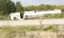 Düzce'de benzin yüklü tanker devrildi