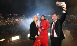 Osmangazi'de Cumhuriyet Coşkusu Göksel'in şarkılarıyla taçlandı