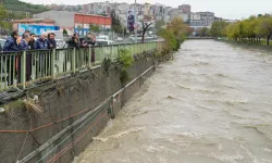 Vali Davut Gül, Kağıthane'de sağanak yağış sonrası incelemelerde bulundu