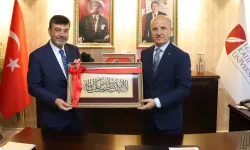 YÖK Başkanı Prof. Dr. Özvar'a Filistinli öğrenciden anlamlı hediye!...
