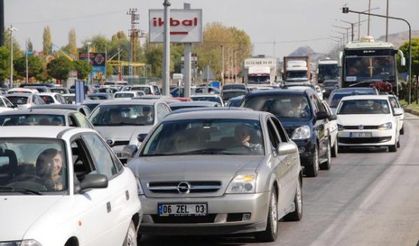 Afyonkarahisar trafiğinde bayram yoğunluğu kilitledi
