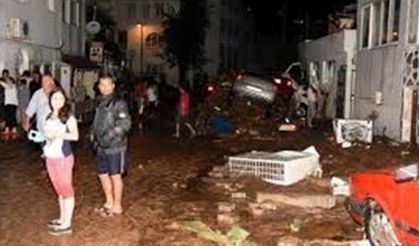 Bodrum'da sağanak yağmur su baskınlarına neden oldu (1)
