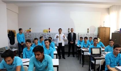 Bu lise eğitirken iş sahibi yapıyor