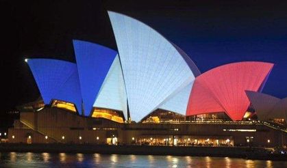 Sydney'in ünlü Opera Binası Fransa bayrak rennkleriyle ışıklandırıldı