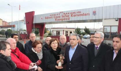 Can Dündar's wife receives his press freedom award in front of Silivri prison