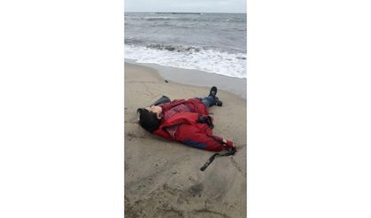 (Video) Bodies of suspected refugees wash ashore on Turkey’s Aegean coast (2)