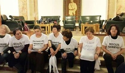 Women stage sit-in for peace at Turkish parliament