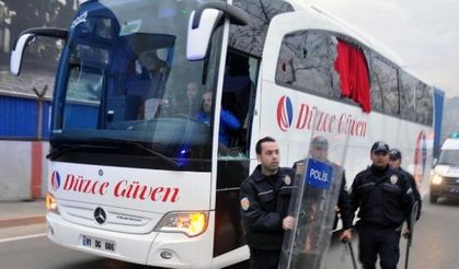 Zonguldak'ta Düzcespor’lu futbolcuları taşıyan otobüse taşlı saldırı