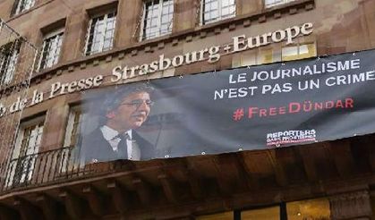 Press organization hangs banner for arrested Turkish journalist in Strasbourg