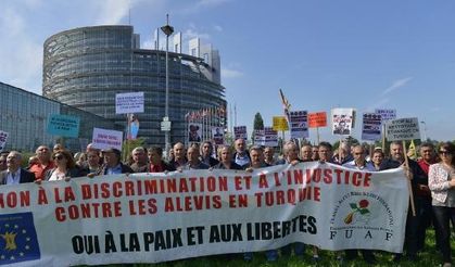 (Görüntülü haber) Avrupalı Aleviler AP önünde hükümeti protesto etti