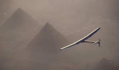 Güneş enerjisiyle uçan Solar Impulse iki gün uçup Kahire’ye indi
