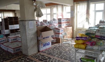 'Kırmızı Montlular', depremzedelere yardımları ulaştırıyor