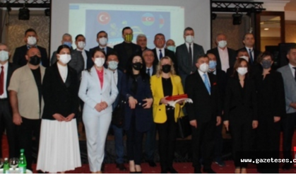 Azerbaycan'da Dağlık Karabağ Savaşı'nı izleyen Gazetecilere plaket