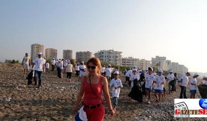 Baby Caretta Ceratta parade, during beach cleaning at Meditereanean coast