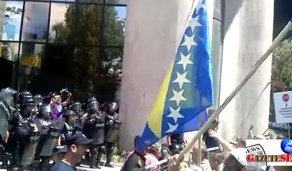 Bosna'da işçiler Meclis'e yürüdü, çalışma yasa tasarısı geri çekildi