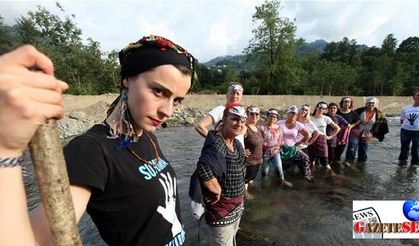 Courageous women of Black Sea resist natural degradation
